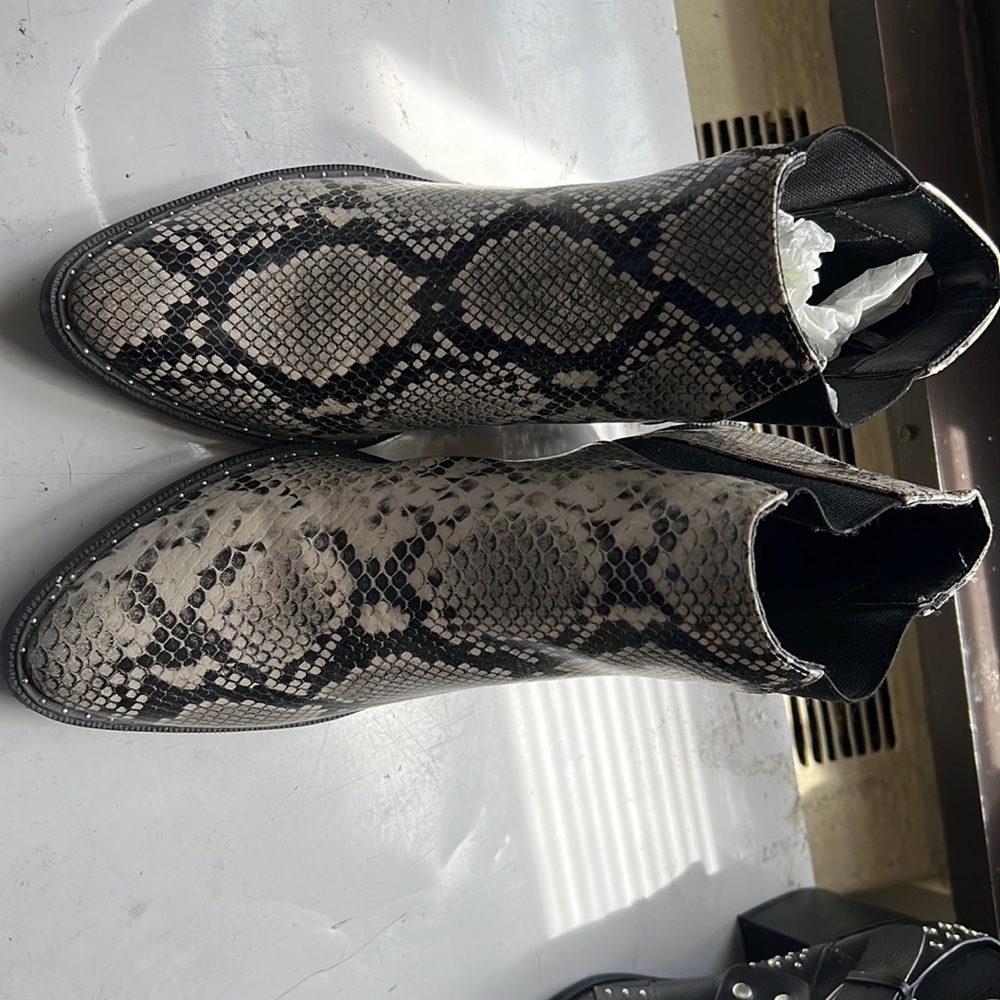 Never worn boots 8.5
